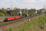 143 050 und 143 810 fahren mit EZ 51275 (Hagen-Vorhalle - Gremberg Rbf) durch den Bahnhof Wuppertal-Barmen. (06.05.2017) <i>Foto: Wolfgang Bügel</i>