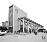 1958 begann der Bau des neuen Empfangsgebäudes, dessen Einweihung am 27. Juni 1961 stattfand. Helmuth Conradi, der auch den neuen Heidelberger Hauptbahnhof entwarf, plante es als zweistöckigen Bau mit einem einstöckigen, rechts angeschlossenen Anbau in zeitgenössischer "Betonarchitektur".  (1972) <i>Foto: Willi Doh</i>