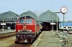218 174 übernimmt in Kiel Hbf den D 932 nach Köln. (14.04.1984) <i>Foto: Wolfgang Bügel</i>