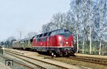 220 025 mit N 4125 nach Lübeck im Bahnhof Pönitz/Holstein. Bis 1988 zweigte hier die Bahnstrecke nach Ahrensbök ab. (14.04.1984) <i>Foto: Wolfgang Bügel</i>