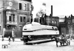 Die bei Henschel gebaute 61 002 verlässt den Werkshof in Kassel. Nach dem Krieg wurde die Lok für die Versuchs- und Entwicklungsstelle für Maschinenwirtschaft (VES-M Halle) eingesetzt, da sie Geschwindigkeiten über 160 km/h erreichen konnte. 1961 wurde sie im RAW Meiningen in die Schlepptenderlok 18 201 umgebaut.  (06.1939) <i>Foto: RVM (Kreutzer)</i>