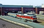 DR 132 515 ist vor D 438 (Rostock - Köln) in Lübeck Hbf eingetroffen. In Lübeck verließ die Reichsbahnlok den Zug, es übernahm eine 218 des Bw Lübeck. (15.04.1984) <i>Foto: Wolfgang Bügel</i>