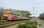 220 065 ist mit E 3475 (Neustadt/Holst. - Lübeck) im Bahnhof Bad Schwartau eingetroffen.  (15.04.1984) <i>Foto: Wolfgang Bügel</i>