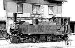 99 638 im Bahnhof Güglingen, dem Betriebsmittelpunkt der Zabergäubahn von Lauffen am Neckar nach Leonbronn. Die 1908 bei der Maschinenfabrik Esslingen gebaute ursprüngliche württ. Tssd 48 wurde bereits im Oktober 1954 ausgemustert. (13.06.1952) <i>Foto: Carl Bellingrodt</i>