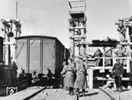 Die Fähre über den Dnjepr bei Cherson. Bei dem Fährboot handelet es sich übrigens um einen antriebslosen Schleppkahn, der mit einfachsten Mitteln für den Transport von Eisenbahnwagen umgerüstet worden war. (1943) <i>Foto: RVM (Hollnagel)</i>