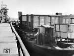 Die Verladung der Eisenbahnwagen erforderte auch im Übergangsbereich zwischen Ufer und Fähre höchste Präzision, sackte der antriebslose Schleppkahn mit zunehmender Beladung doch immer tiefer ab.  (1943) <i>Foto: RVM (Hollnagel)</i>