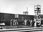 Auf dem weiträumigen Fahrboot wird inzwischen das erste Aufstellgleis unter Ausnutzung der Gleislänge mit zwei Güterwagen der Gattung "Hannover" belegt. Gelassen verfolgen beistehende Wehrmachtsangehörige die Ladearbeiten. (1943) <i>Foto: RVM (Hollnagel)</i>
