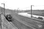 38 3093 fährt mit einem Güterzug auf dem Weg zum Rangierbahnhof Würzburg-Zell am Mainufer entlang.  (04.05.1962) <i>Foto: Walter Hollnagel</i>