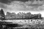 Am Vorabend des Zweiten Weltkriegs befördert 58 1368 vom Bw Altenhundem einen Güterzug auf der Ruhr-Siegstrecke bei Hohenlimburg. Ob dies der Anlass war, warum Carl Bellingrodt eine derartig dramatische Wolkenbildung nachträglich in das Bild kopierte, ist nicht überliefert. (27.08.1939) <i>Foto: RVM-Filmstelle Berlin (Bellingrodt)</i>