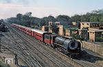 YP 2178 der Indian Railways mit einem Personenzug in Ajmer, einer Großstadt mit etwa 540.000 Einwohnern im indischen Bundesstaat Rajasthan. (03.1980) <i>Foto: Martin Robinson</i>