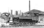 89 704 am Lokhaus 3 im Heimat-Bw Würzburg. Die Lok ist noch mit "Rbd Würzburg" betafelt, die am 1. April 1930 aufgelöst und von der Rbd Nürnberg übernommen wurde. (1930) <i>Foto: DLA Darmstadt (Maey)</i>