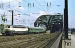 216 178 (Bw Trier) fährt von der Hohenzollernbrücke kommend in den Kölner Hauptbahnhof ein. (23.03.1979) <i>Foto: Prof. Dr. Willi Hager</i>