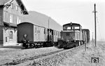 Zugkreuzung zwischen P 3580 nach Wörth (mit der unsichtbaren V 29 953) und einem Güterzug nach Regensburg mit V 29 951 im Bahnhof Sulzbach/Donau. (28.02.1959) <i>Foto: Gerd Wolff</i>