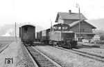 V 29 953 vor P 3590 nach Wörth im Bahnhof Sulzbach/Donau). Links steht V 29 951 mit einem Güterzug nach Regensburg. (28.02.1959) <i>Foto: Gerd Wolff</i>