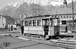Zur Eröffnung der Saggenlinie 1905 bestellte die Lokalbahn Innsbruck - Hall in Tirol zehn zweiachsige Triebwagen bei der Grazer Waggonfabrik, welche die Nummern 36–45 bekamen. Die elektrische Einrichtung wurde von der AEG-Union gebaut. Die Triebwagen (hier Nr. 36) hatten zunächst offene Plattformen und waren von Anfang an im rot/weißen Innsbrucker Farbschema lackiert. Ursprünglich mit Lyrabügeln ausgestattet, wurden diese Mitte der 1940er gegen Scherenstromabnehmer ausgetauscht. Mit dem Anschluss Österreichs an Deutschland 1939 wurden die Triebwagen mit Fahrtrichtungsanzeigern ausgestattet. Der Wagenkasten verfügte über eine Verblechung auf der Seite die mit einer Holzverlattung verziert war, welche allerdings Anfang der 1950er Jahre entfernt wurde. Triebwagen 36 war mit einem 40 PS starken Motoren ausgerüstet. (08.03.1959) <i>Foto: Gerd Wolff</i>