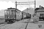 Tw 1 (Baujahr 1904) mit Bw 12 und Bw 11 als Zug nach Innsbruck im Bahnhof (Mutters-) Kreit.  (08.03.1959) <i>Foto: Gerd Wolff</i>
