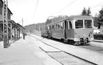 ET 32 der Salzburger Lokalbahn mit Beiwagen CD 326 im Bahnhof Oberndorf. (09.03.1959) <i>Foto: Gerd Wolff</i>