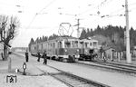 ET 32 der Salzburger Lokalbahn mit Tw 20105 nach Trimmelkam im Bahnhof Burmoos. (09.03.1959) <i>Foto: Gerd Wolff</i>