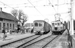 ET 32 der Salzburger Lokalbahn (links) mit Tw 20105 nach Trimmelkam im Bahnhof Burmoos. (09.03.1959) <i>Foto: Gerd Wolff</i>