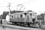 Der ET 20.105 auf der von Stern & Hafferl betriebenen, damals erst acht Jahre alten, etwa 8,8 km langen und an die Salzburger Lokalbahn anschließenden Nebenbahn Bürmoos – Trimmelkam, hier im Bahnhof Bürmoos. Der 1908 von der MAN an die Salzburger Eisenbahn- und Tramway-Gesellschaft (SETG) als MBC 1 gelieferte Wagen, der 1990-92 die StH-Nr. 21.105 getragen hatte, gehört seit 1993 der Salzburger Lokalbahn, die ihn restaurierte und als ET 1 einreihte.  (09.03.1959) <i>Foto: Gerd Wolff</i>