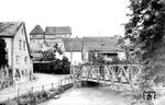 Idylle im Örtchen Talheim mit 99 682 vor P 307 an der Schozachbrücke. (18.06.1952) <i>Foto: Carl Bellingrodt</i>