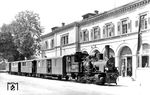 Die im Jahre 1904 bei Borsig in Berlin gebaute 99 7201 auf der 1000 mm Schmalspurbahn Mosbach - Mudau vor dem Bahnhof Mosbach, wo Anschluss zur normalspurigen DB bestand. Die Lok tat dort bis zu ihrer Ausmusterung am 10.03.1965 Dienst und hat 2008 bei der Hirzbergbahn eine neue Heimat gefunden, nachdem sie zuvor in der Nähe von Passau in einem Garten gestanden hatte. (12.06.1952) <i>Foto: Carl Bellingrodt</i>