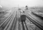 Blick vom Ablaufstellwerk R 5 auf die Zugbildungsanlagen des Hammer Rangierbahnhofs. (02.1958) <i>Foto: Willi Marotz</i>