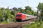 101 031 passiert mit IC 2024 (Passau - Hamburg-Altona) den Bahnübergang am Wilzhauser Weg in Solingen. (17.05.2017) <i>Foto: Joachim Bügel</i>