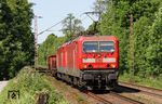 Sehr optimistisch war wohl die Bespannung des EZ 54596 von Wuppertal-Langerfeld nach Köln-Kalk Nord gleich mit zwei Lokomotiven der Baureihe 143 (143 190 und 143 350), die bei Solingen mit "schwerer Last" angefahren kommen. (17.05.2017) <i>Foto: Joachim Bügel</i>