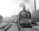 CSD 464.029 vor einem Personenzug im Bahnhof Praha-Tesnov. Während des Zweiten Weltkrieges bezeichnete die Deutsche Reichsbahn die Lokomotiven als Baureihe 68. (17.05.1970) <i>Foto: Joachim Claus</i>