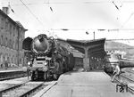 Skoda in Plzen lieferte in den Jahren 1952 bis 1954 insgesamt 15 Lokomotiven der Reihe 498.1 an die CSD aus. Bei ihr wurden die modernsten Konstruktionselemente angewandt, die weltweit in der Konstruktion von Dampflokomotiven bekannt waren. Obwohl nur für eine Geschwindigkeit von 120 km/h zugelassen, erreichte 498.106 am 27. August 1964 bei Versuchsfahrten auf dem Versuchsring Velim eine Geschwindigkeit von 162 km/h. (12.05.1970) <i>Foto: Joachim Claus</i>