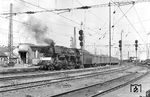 CSD 498.104 vor einem Schnellzug im Bahnhof Bratislava. Sie blieb als betriebsfähige Museumslokomotive in Bratislava Vychod erhalten. (11.05.1970) <i>Foto: Joachim Claus</i>