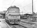 Die damals nagelneue CSD S 499.1021 im Bahnhof Bratislava. Dahinter steht eine 20 Jahre ältere Lok der Reihe 498. (12.05.1970) <i>Foto: Joachim Claus</i>