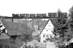 99 7202 rollt mit GmP 3091 hoch über den Dächern der Lohrbacher Mühle zu Tal.  (21.03.1964) <i>Foto: Helmut Röth</i>