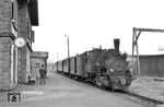 Um 15.23 Uhr ist P 3084 aus Mosbach in Mudau angekommen. 1964 war es das letzte Zugpaar auf der Strecke. (21.03.1964) <i>Foto: Helmut Röth *</i>