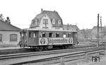 Triebwagen T 5 der SWEG (Südwestdeutsche Eisenbahn-Gesellschaft) im Bahnhof Wiesloch Stadt. Das Fahrzeug wurde ursprünglich als VT 133 005 (VT 722 Regensburg) 1932 in Dienst gestellt. Die Deutsche Bundesbahn reihte den Triebwagen als VT 79 902 ein und verkaufte ihn Ende 1953 an die Deutsche Eisenbahn-Betriebs-Gesellschaft (DEBG), wo er bis 1963 auf der Vorwohle-Emmerthaler Eisenbahn (VEE) im Einsatz war. Von 1963 bis 1987 lief er bei der SWEG auf der Strecke Wiesloch - Waldangelloch. 1990 wurde er an das Eisenbahnmuseum Darmstadt-Kranichstein verkauft. (22.03.1964) <i>Foto: Helmut Röth</i>