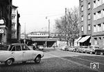 In der Düsseldorfer Stadtmitte an der Bahnüberführung "Ellerstraße" hat eine E 10.12 mit dem "Rheingold" soeben den Hauptbahnhof verlassen. Für den Heimatkundigen fällt an der Kneipe (links) das Schild des "Ohligser Pils" auf, eine Sorte der Beckmann-Brauerei in Solingen, die von 1753 bis 1989 Bier braute. (1966) <i>Foto: BD Wuppertal (Säuberlich)</i>