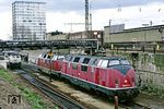 220 041 und 220 039 warten im Bw Hamburg Hbf auf den nächsten Einsatz. (16.04.1984) <i>Foto: Wolfgang Bügel</i>