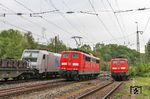 Während 151 026 als Schiebelok für EZ 51897 in den Bahnhof fährt, kreuzt DGS 75800, der eine Lok der Rurtalbahn am Zugschluss mitführte. Rechts pausiert die zweite Schiebelok 151 132. (24.05.2017) <i>Foto: Joachim Bügel</i>