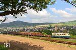 Es folgte der erste Fotogüterzug nach Heigenbrücken mit 140 423 und der (noch im Schatten) schiebenden 194 158. (25.05.2017) <i>Foto: Joachim Bügel</i>