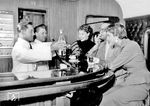 Blick in die "behaglich-intime" Bar des VT 10 551. Das Foto wurde mit folgendem werbewirksamen Text versehen: "Für die nötige Bettschwere sorgt ein geselliger Umtrunk in der mit allen Bequemlichkeiten ausgestatteten Bar." (1953) <i>Foto: Reinhold Palm</i>