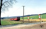 798 703 mit 998 669 und 998 139 bei Küntrop nahe Neuenrade. (21.04.1984) <i>Foto: Wolfgang Bügel</i>