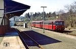 798 703 mit 998 669 und 998 139 haben den Bahnhof Neuenrade erreicht. (21.04.1984) <i>Foto: Wolfgang Bügel</i>