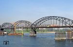 103 187 überquert mit D 347 (Köln - Berlin Stadtbahn) die alte Rheinbrücke zwischen Neuss und Düsseldorf-Hamm. (26.04.1984) <i>Foto: Wolfgang Bügel</i>