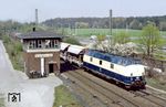 Am Abzweig Tiefenbroich bei Ratingen biegt 221 145 mit Gag 58137 nach Rohdenhaus auf die Angertalbahn ab. (26.04.1984) <i>Foto: Wolfgang Bügel</i>