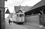 Durch recht beengte Straßen musste sich in Heidelberg-Kirchheim die Linie 6 quälen - häufig ein Grund, dem Inividialverkehr den Vorzug zu geben und die Straßenbahn stillzulegen. (22.03.1964) <i>Foto: Helmut Röth *</i>