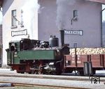 ÖBB 298.207 rangiert einen mit Holz beladenen Wagen im Bahnhof Litschau im Waldviertel. (15.04.1980) <i>Foto: Johannes Glöckner</i>