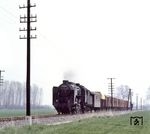 MAV 424.084 mit einem Güterzug unmittelbar an der österreichisch/ungarischen Grenze bei Nagycenk. (18.04.1980) <i>Foto: Johannes Glöckner</i>