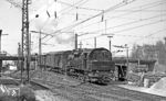 Die Aschaffenburger 094 055 (94 1055) war im Frühjahr 1970 nach Augsburg umstationiert worden und drückt hier einen Zug über den dortigen Ablaufberg.  (13.04.1971) <i>Foto: Frank Lüdecke</i>