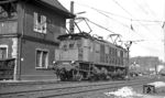 117 111 wurde am 14.09.1929 als E 17 111 in Dienst gestellt. Hier ist die in Augsburg stationierte Lok im Bw Ulm zu Gast. 1975 wurde sie ausgemustert. (13.03.1971) <i>Foto: Frank Lüdecke</i>